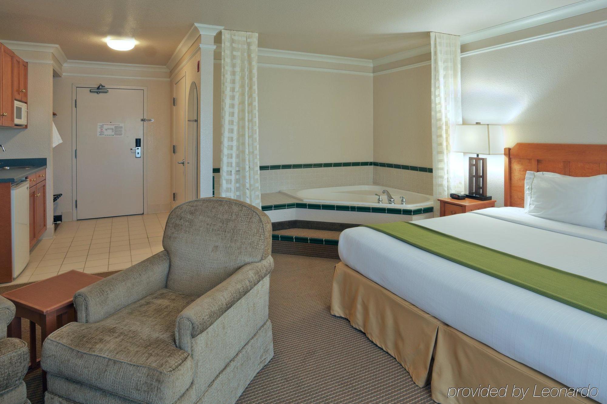 Holiday Inn Express Hotel & Suites Arcata/Eureka-Airport Area By Ihg McKinleyville Rom bilde